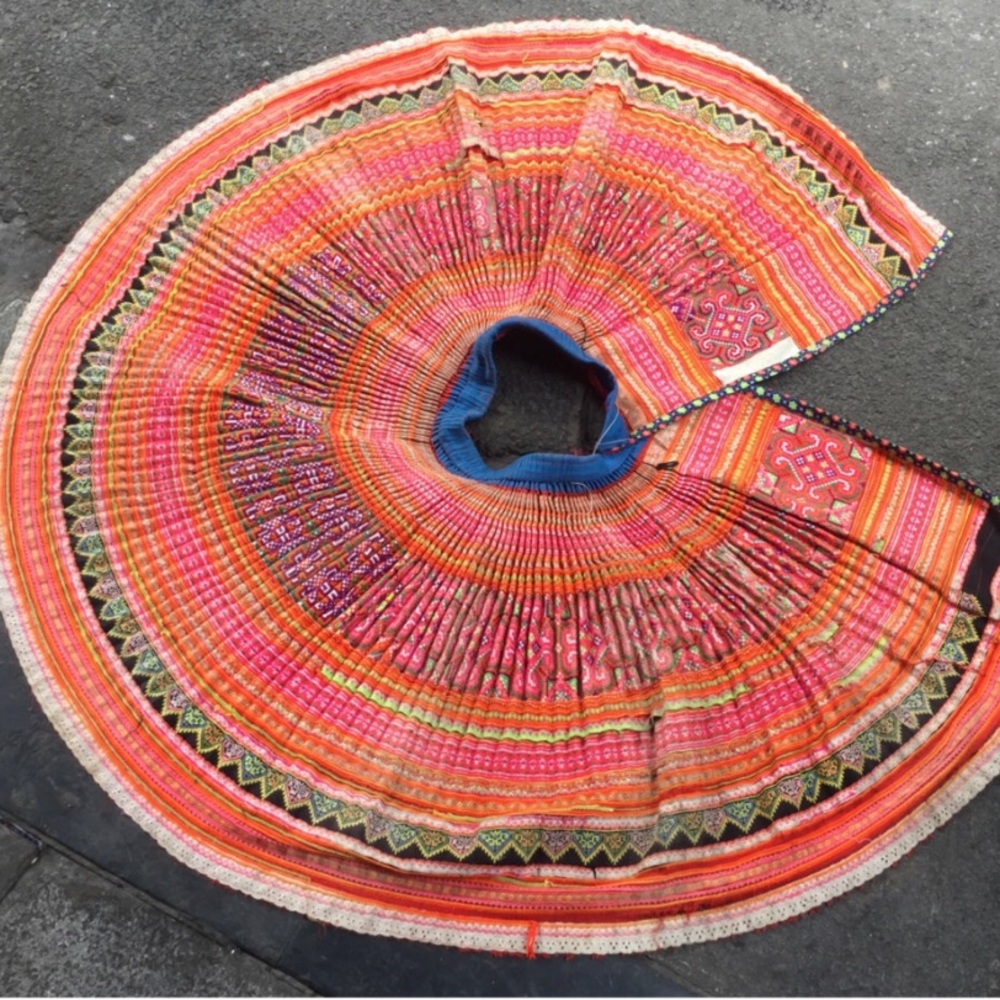 🆕🌹🌹VINTAGE TRIBAL FLOWER HMONG  SKIRT